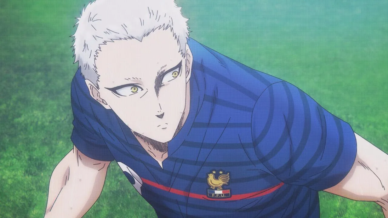 noel noa no campo de futebol olhando para o lado e usando sua blusa de time de futebol azul