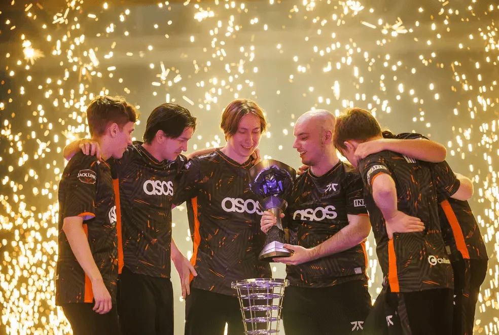 Integrantes da Fnatic, equipe vencedora do orneio Masters Tokyo em 2023