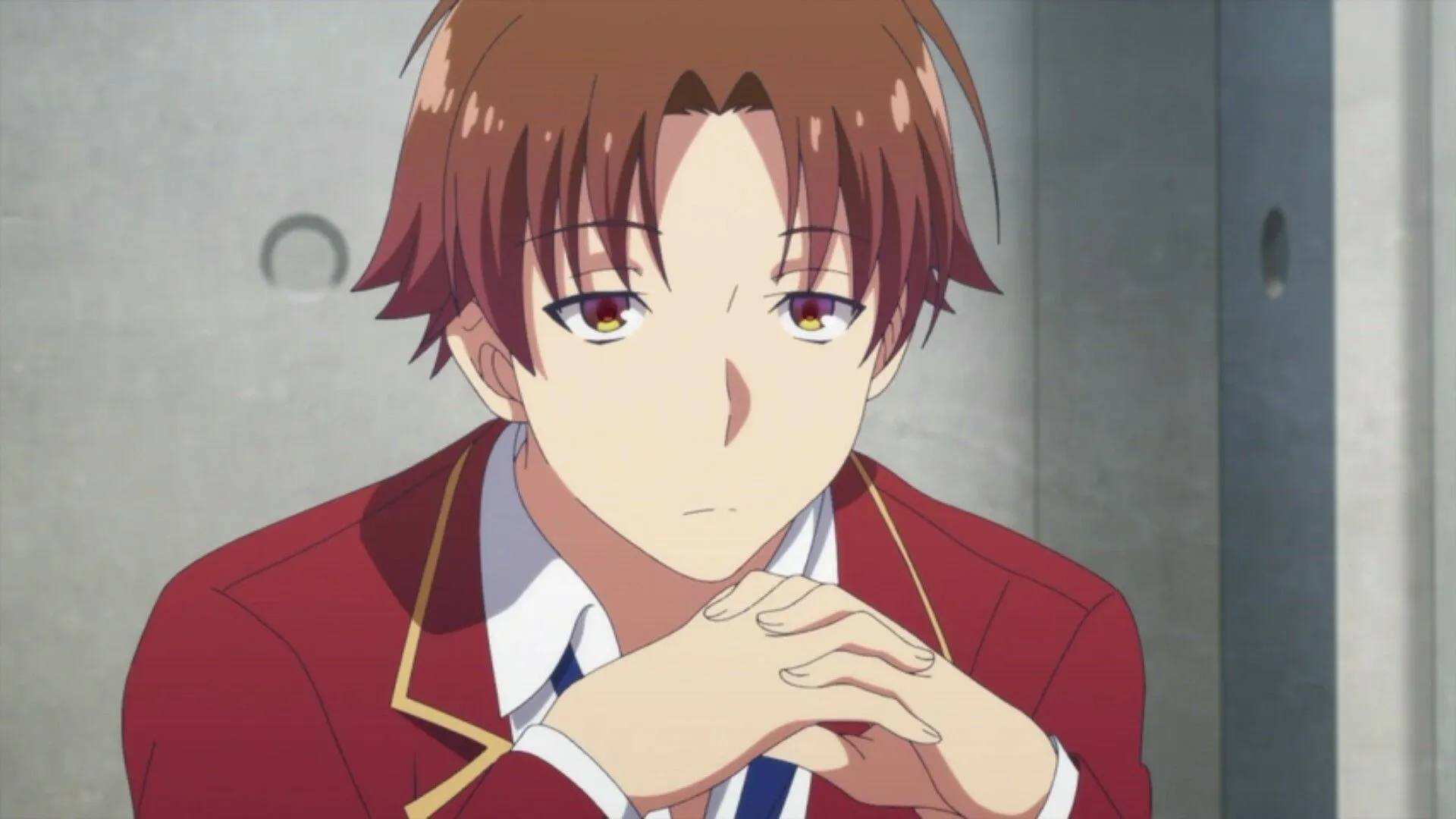 Ayanokoji-Kiyotaka-na-sala-com-os-dedos-de-duas-maos-se-cruzando