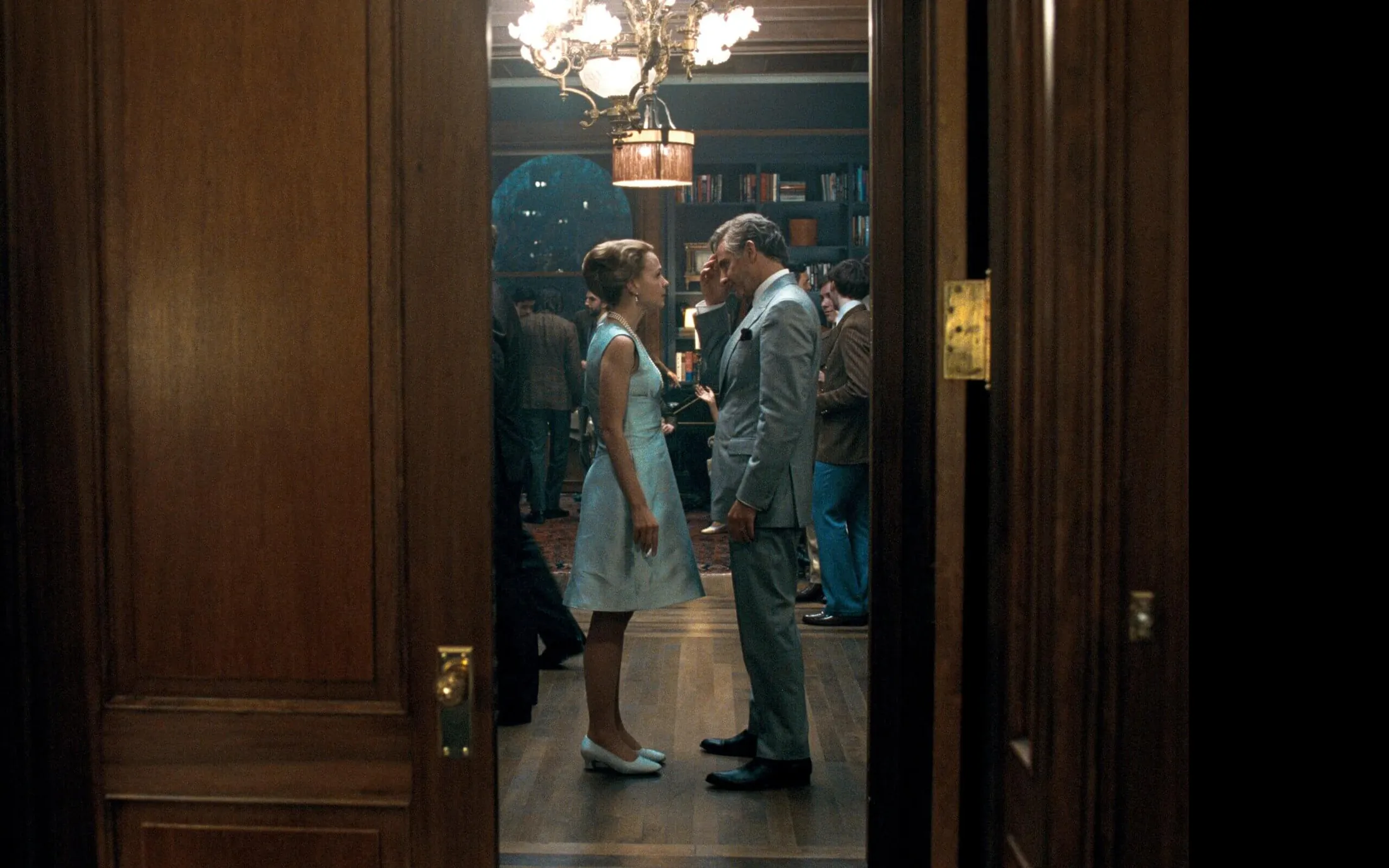 Carey Mulligan como Felicia Montealegre e Bradley Cooper como Leonard Bernstein. | Imagem: Reprodução Netflix