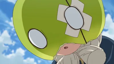 menina com capacete de melancia olhando para baixo de boca aberta