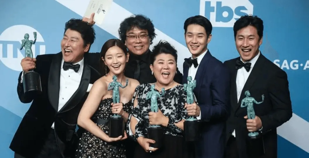 Elenco de Parasita em premiação - Foto: Reprodução/Web
