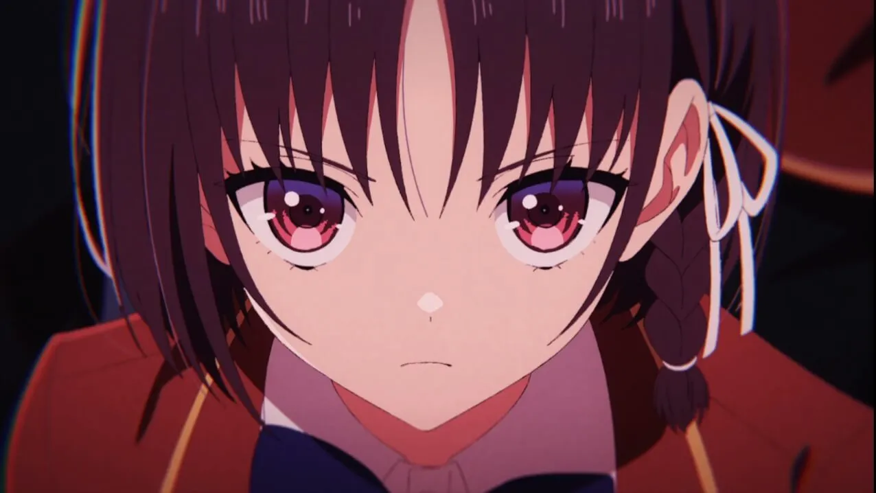 Horikita de cabelos curtos olhando para a frente com semblante de brava