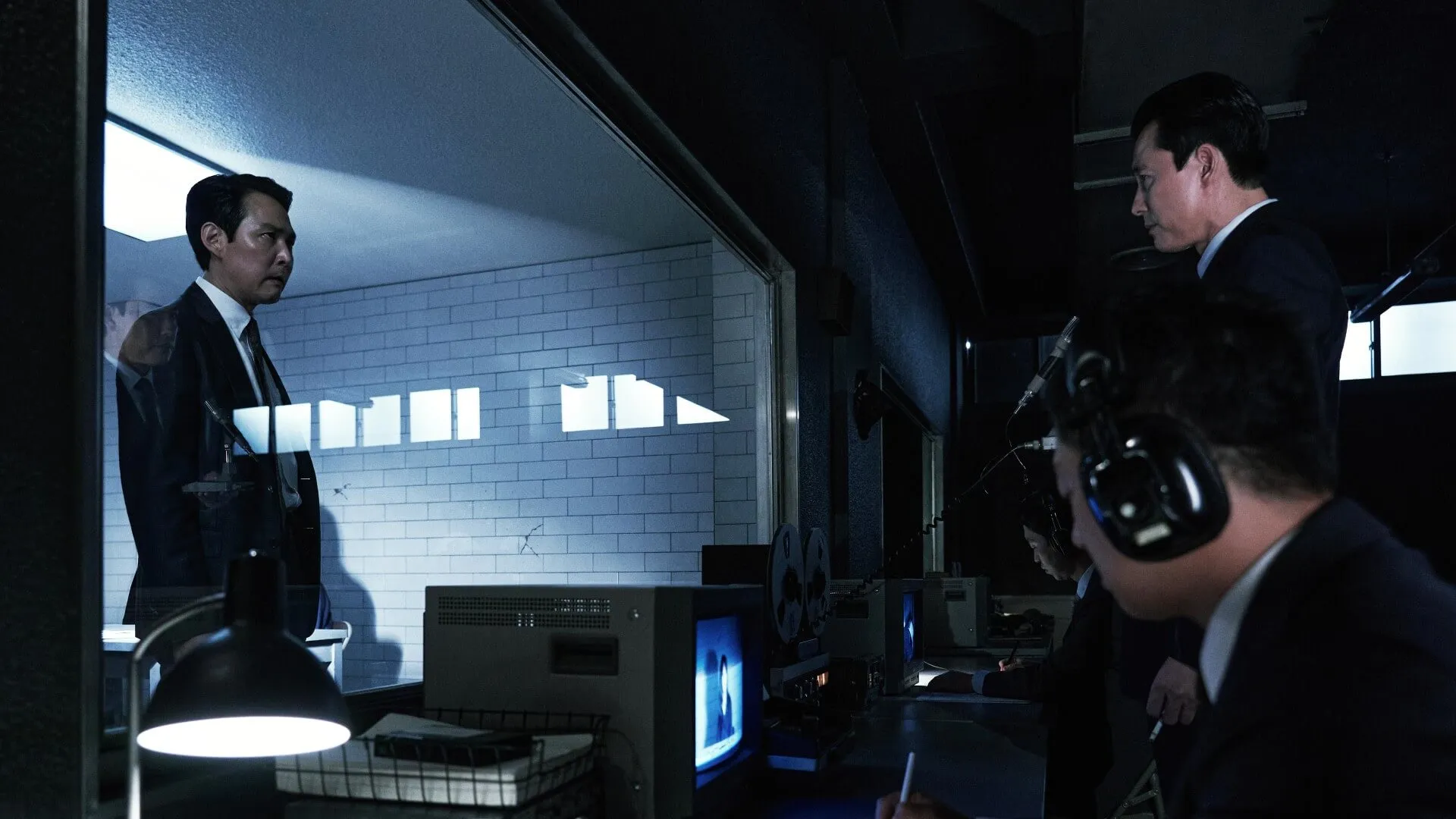 Park Pyong-ho (Lee Jung-jae) e Kim Jung-do (Jung Woo-sung) em Operação Hunt.