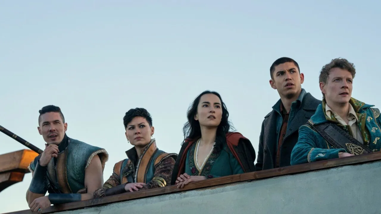 Tripulação de Sturmhond, na na segunda temporada de Sombra e Ossos - Foto: Divulgação/Netflix