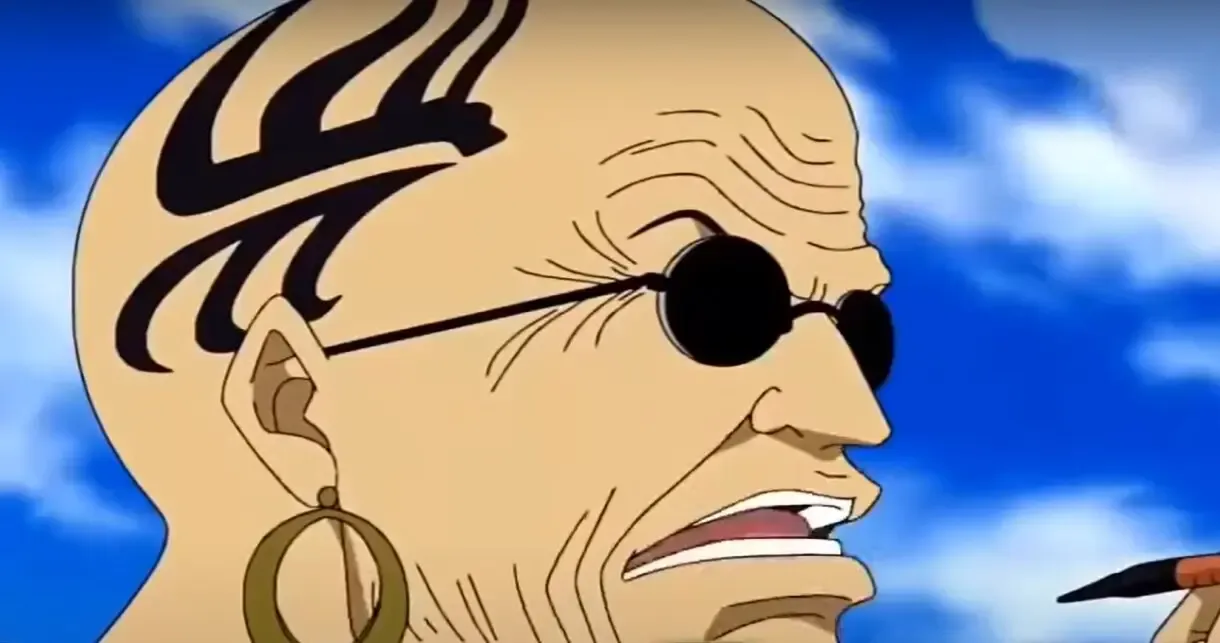 gaban mais velho, careca e com tatuagem na cabeça