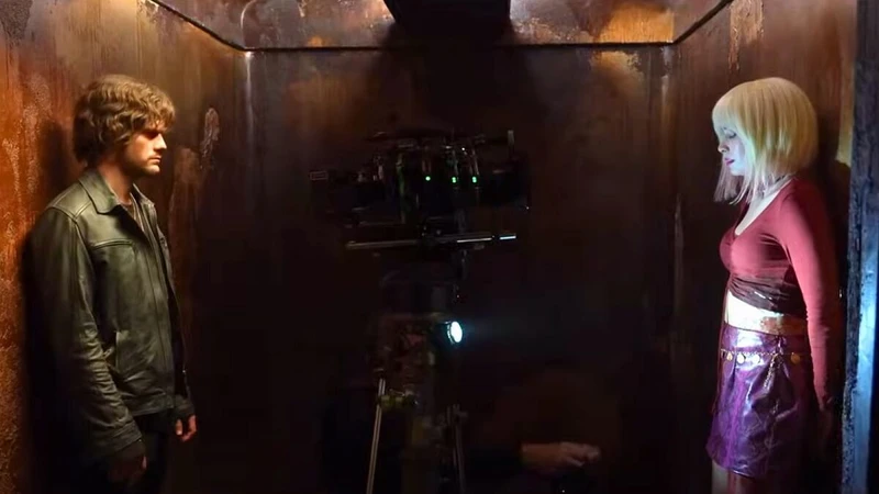 Jeremy Irvine e Hannah Emily Anderson no set de filmes de Return to Silent Hill