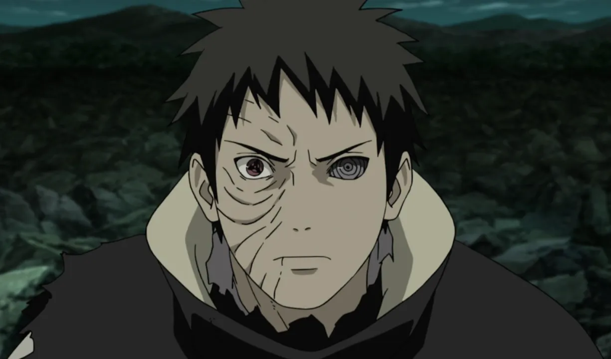 Obito com seu sharingan no olho direito e um rinnegan no olho esquerdo, na guerra ninja, impressionado com algo.