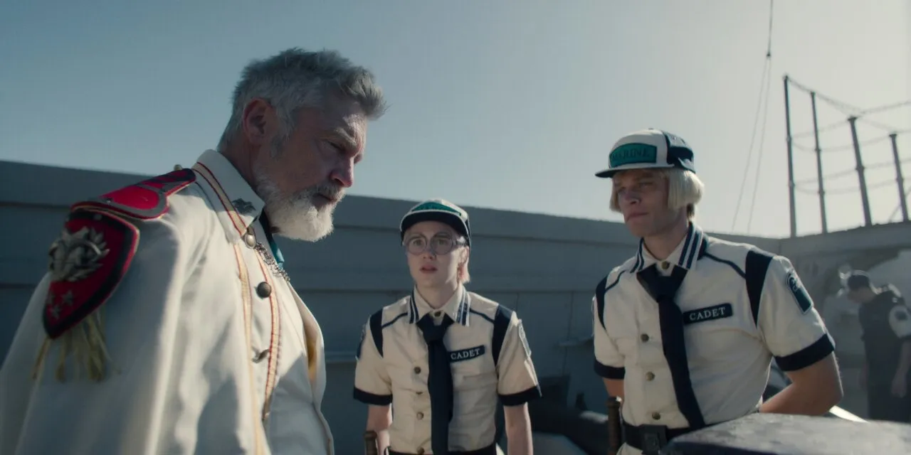 (Da esquerda para a direita) Vincent Regan como vice-almirante Garp, Morgan Davies como Koby, Aidan Scott como Helmeppo 