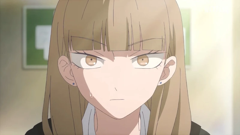 menina loira olhando para a frente com semblante sério