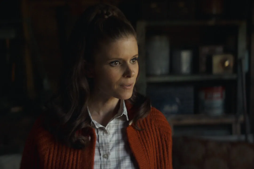 Imagem da nova temporada de black mirror com uma atriz com roupa vermelha