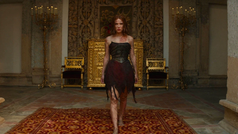 Elodie entrando no palácio aparentando estar furiosa
