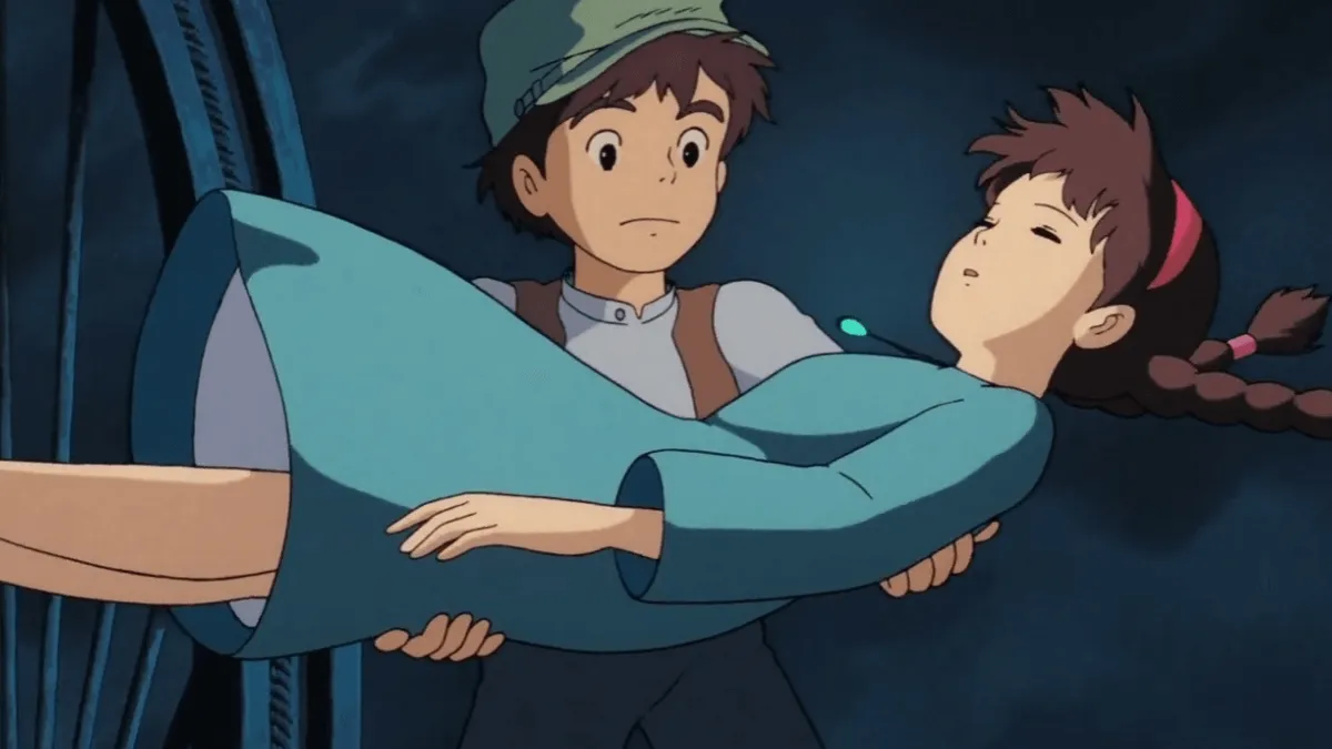 menino impressionado segurando menina desmaiada no colo