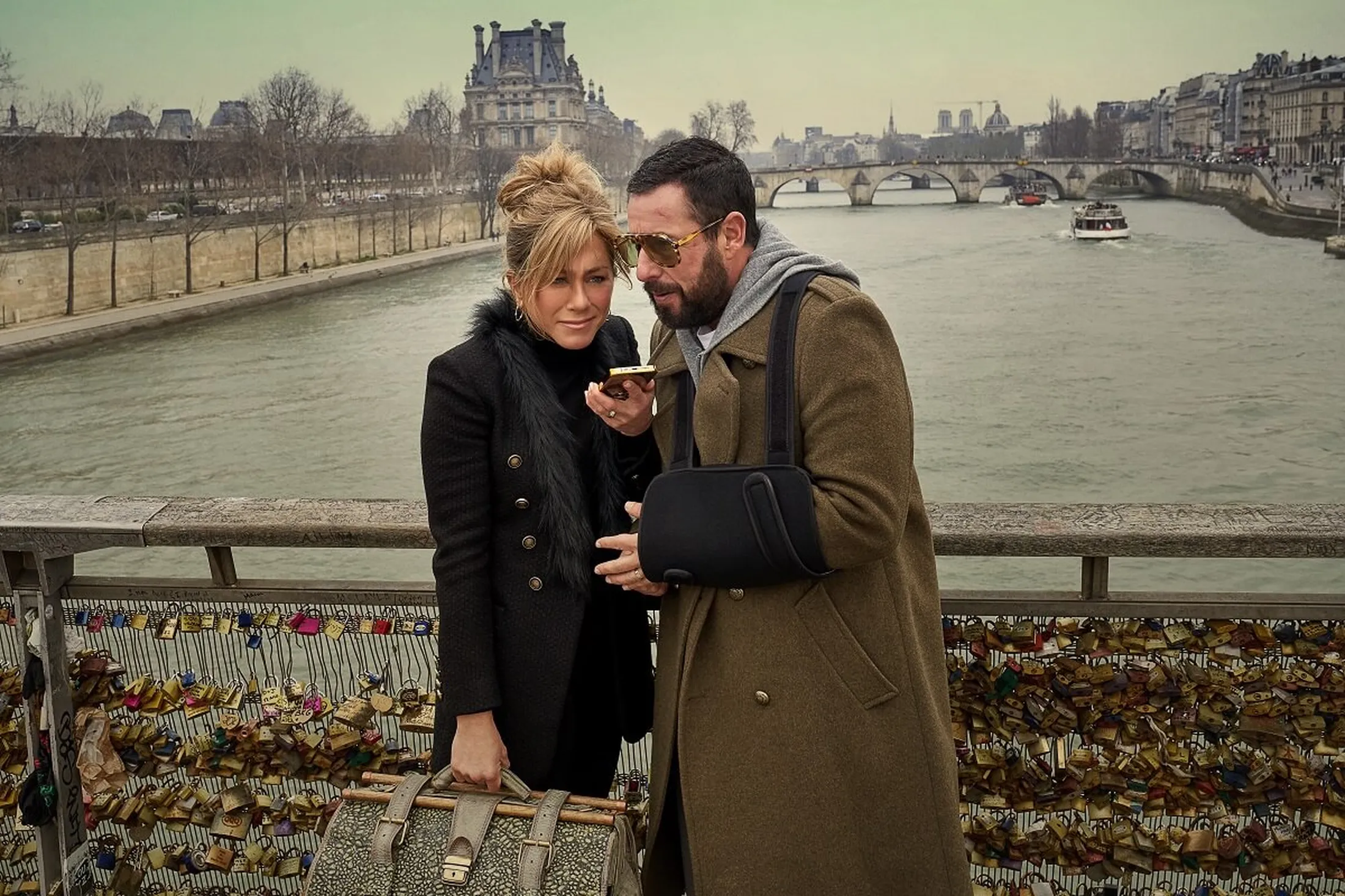 Mistério em Paris, sequência com Adam Sandler e Jennifer Aniston, ganha trailer e novas imagens