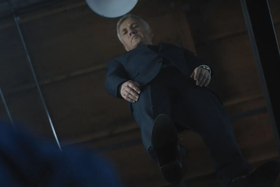 Christoph Waltz na nova série da Prime Video: The Consultant. Foto: Divulgação/Prime Video