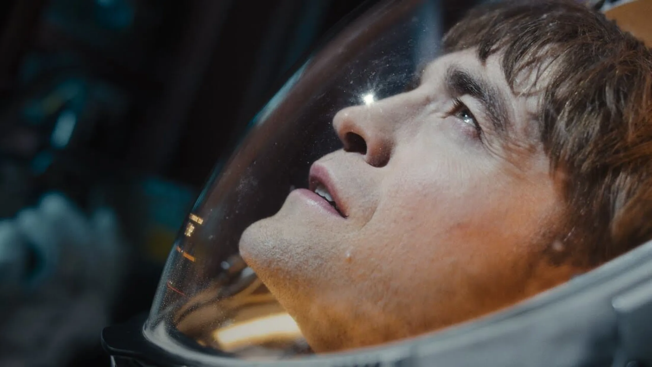 Robert Pattinson como Mickey no filme de Bong Joon-ho
