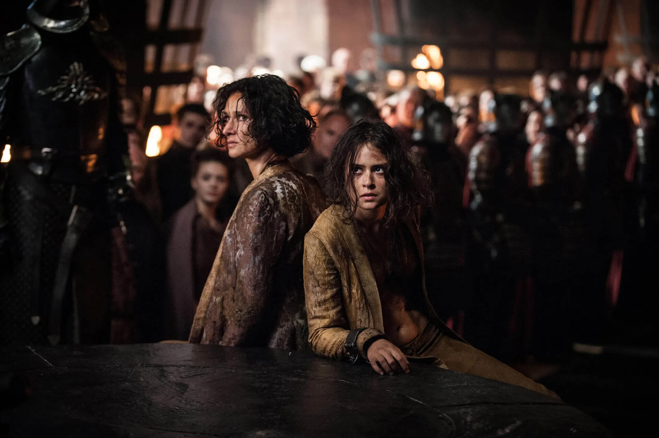 À esquerda Indira Varma e ao lado Rosabell Laurenti Sellers