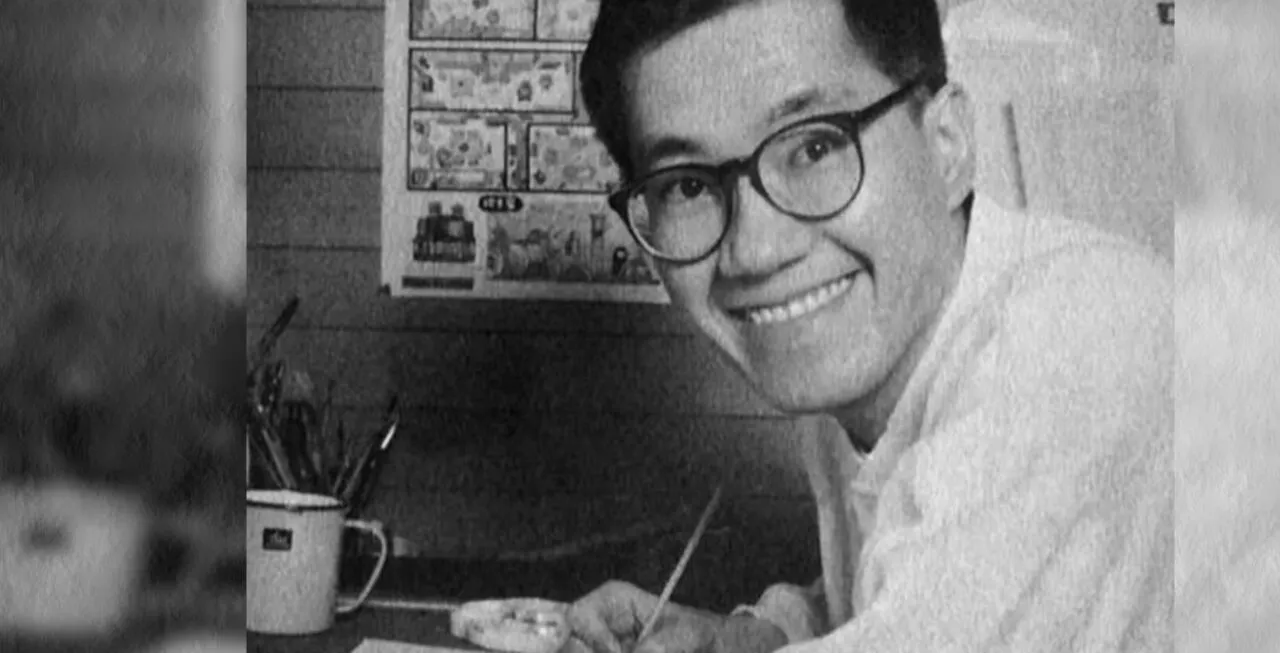 Akira Toriyama sorrindo enquanto cria