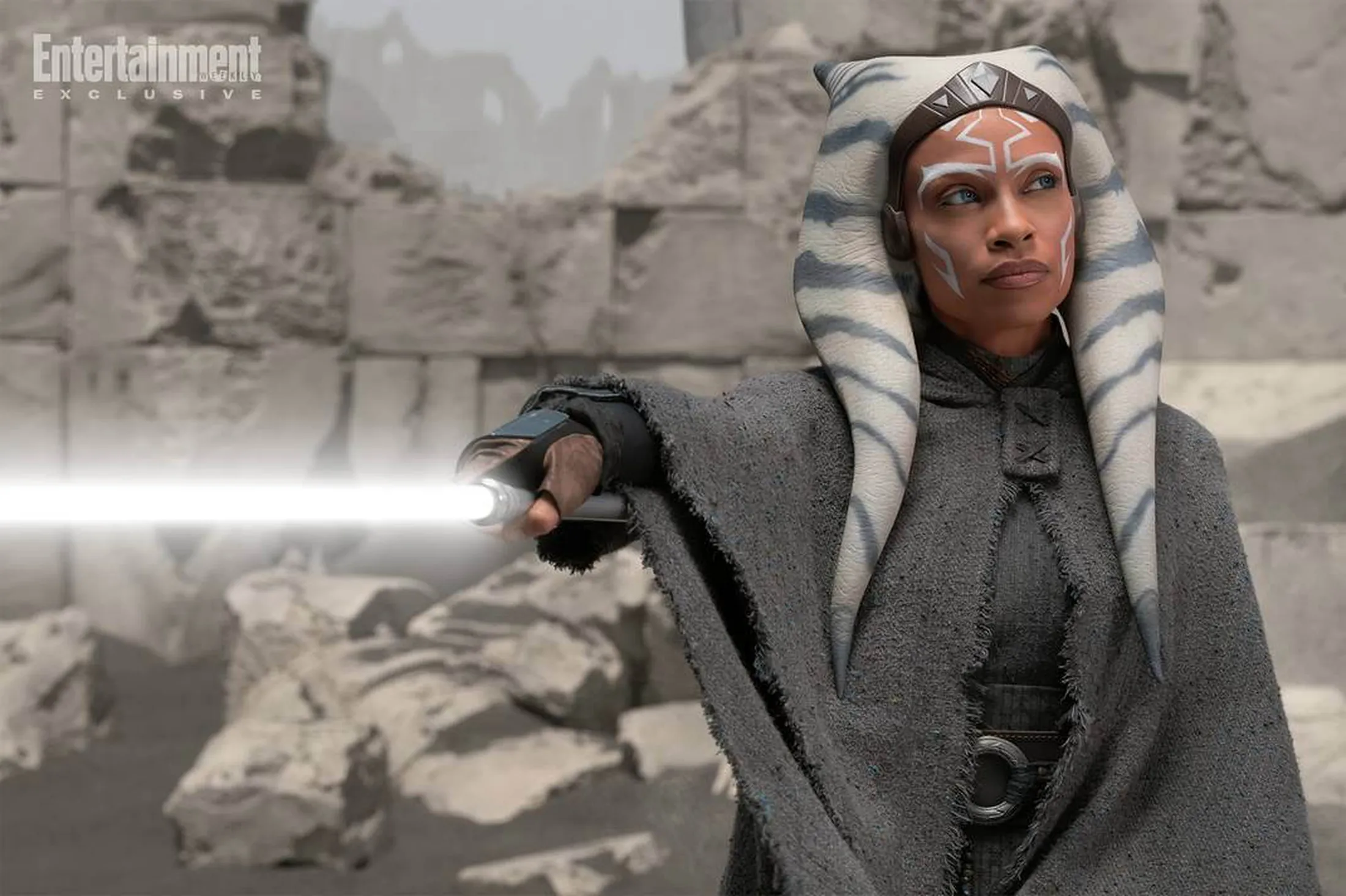 Personagem Ahsoka segurando um sabre de luz.