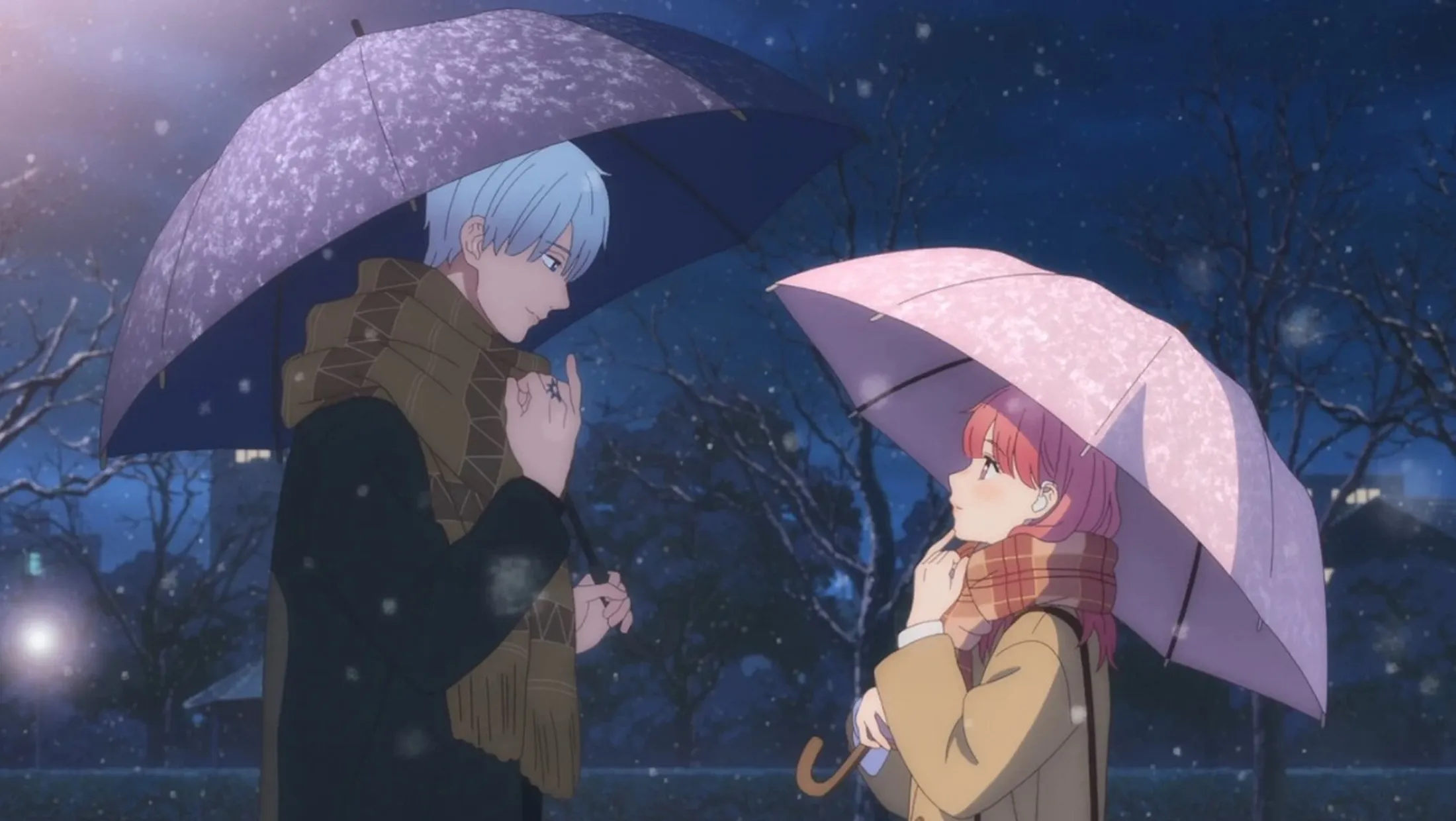 yuki-e-itsuomi-se-olhando-enquanto-estao-na-neve-com-sombrinhas