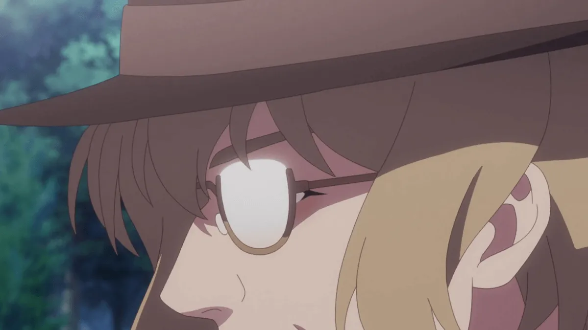 mulher loira de óculos e chapéu olhando para a frente