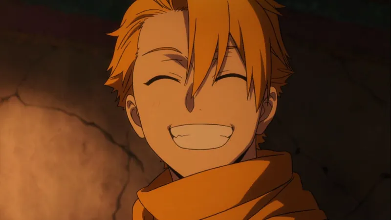 menino loiro sorrindo de olhos fechados