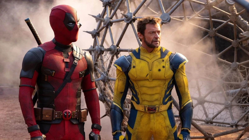 Deadpool & Wolverine com seus típicos uniformes olhando para o lado.