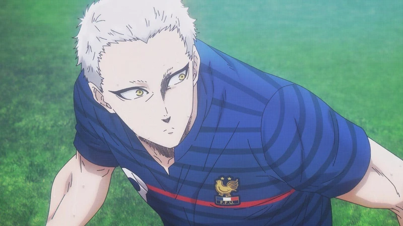 noel noa no campo de futebol olhando para o lado e usando sua blusa de time de futebol azul