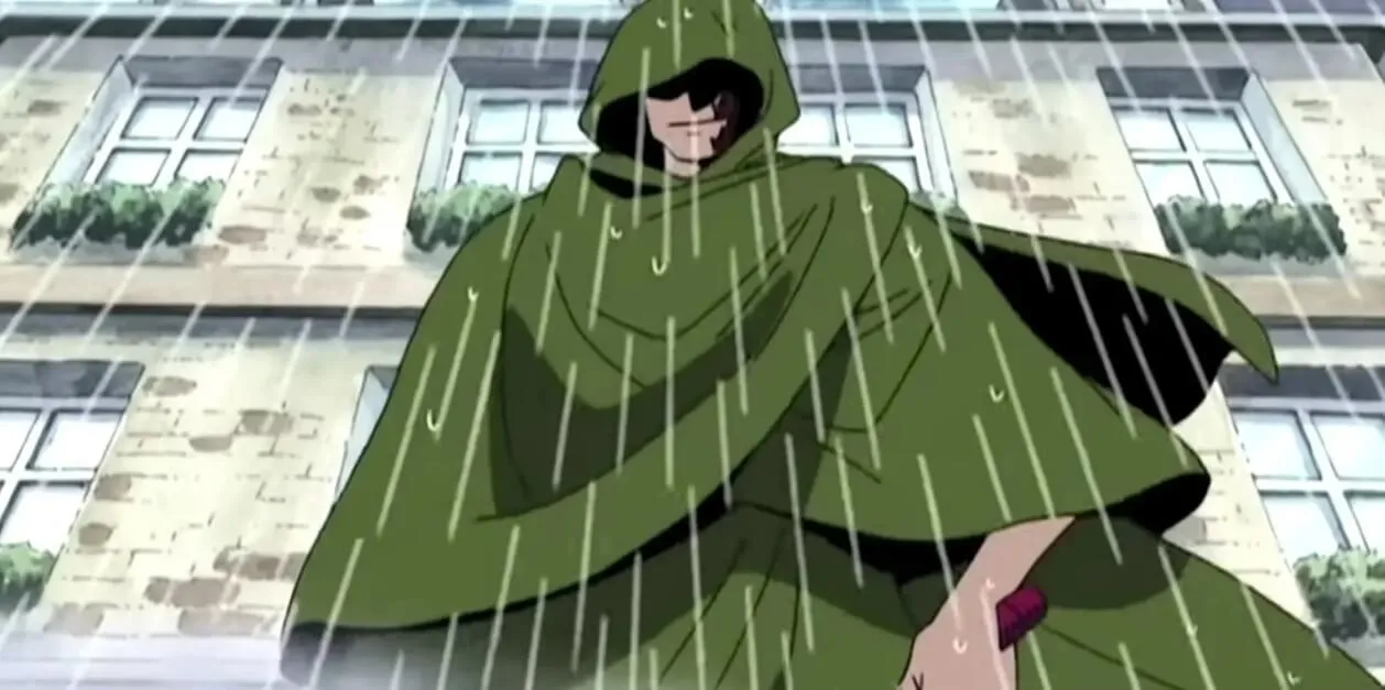 Dragon com um coberto com um manto e um capuz verde enquanto sorri sob a chuva