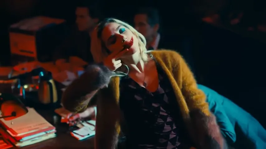 Imagem mostrando arlequina fazendo sorriso com sangue na boca, outra referencia ao primeiro filme