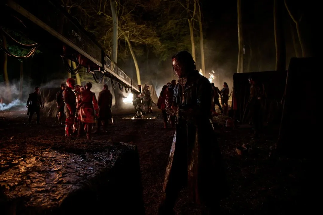 Cena de The Witcher: A Origem nos bastidores mostra que haverá muito derramamento de sangue. Foto: Reprodução