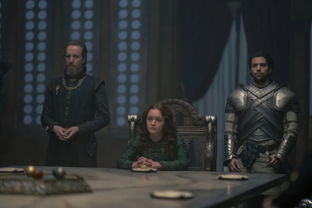  Otto Hightower(Rhys Ifans), rainha Alicent (Olivia Cooke), e Criston Cole (Fabien Frankel).