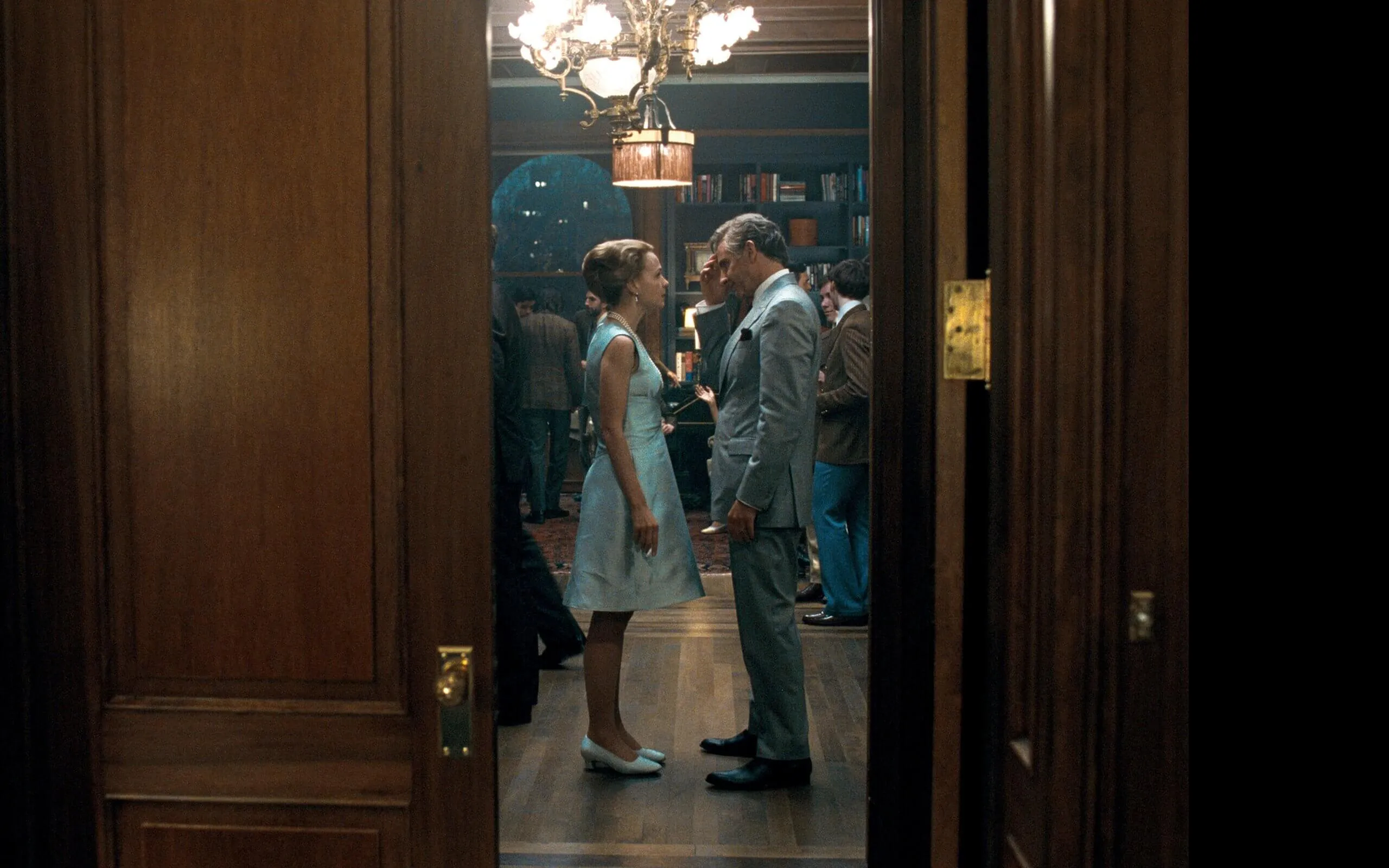 Carey Mulligan como Felicia Montealegre e Bradley Cooper como Leonard Bernstein. | Imagem: Reprodução Netflix