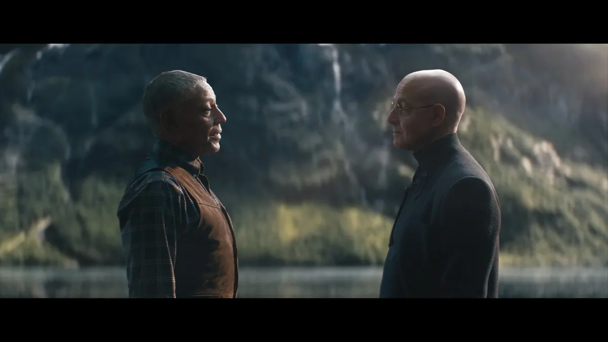 Colonel Bradbury/Marshall (Giancarlo Esposito) ae Ethan Skate (Stanley Tucci) em The Electric State. 