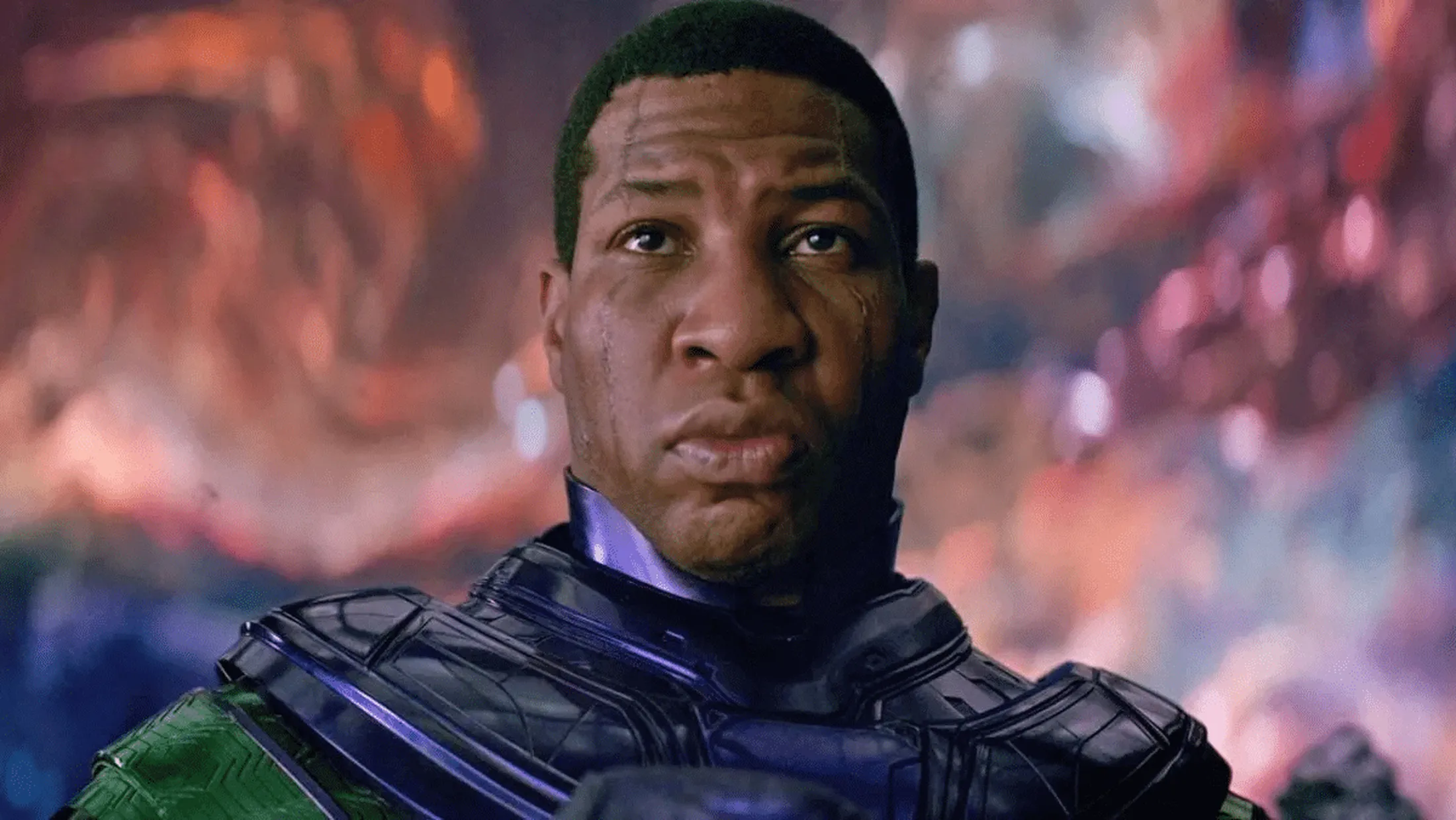 Jonathan Majors como Kang, o Conquistador, olhando para algo à sua frente.
