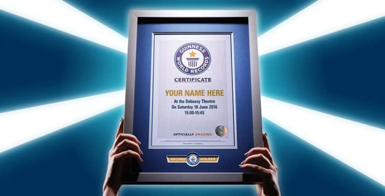 Mão segurando um quadro de premiação do Guinness Book