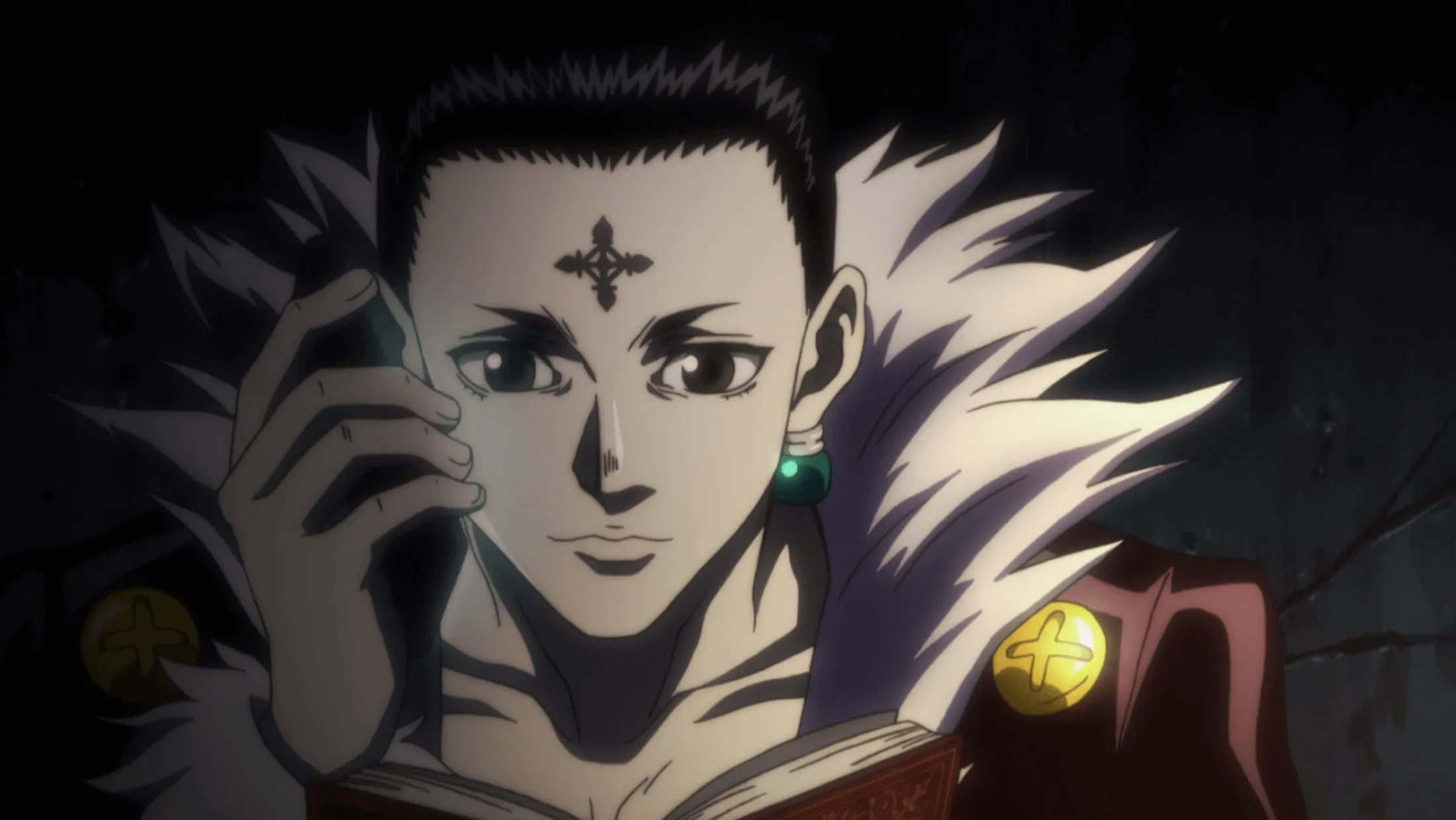 chrollo falando no telefone enquanto o segura com a mão direita e usa sua roupa da trupe fantasma, e seu cabelo penteado para trás