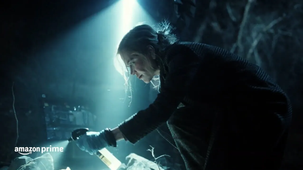 mulher loira abaixada iluminando o chão