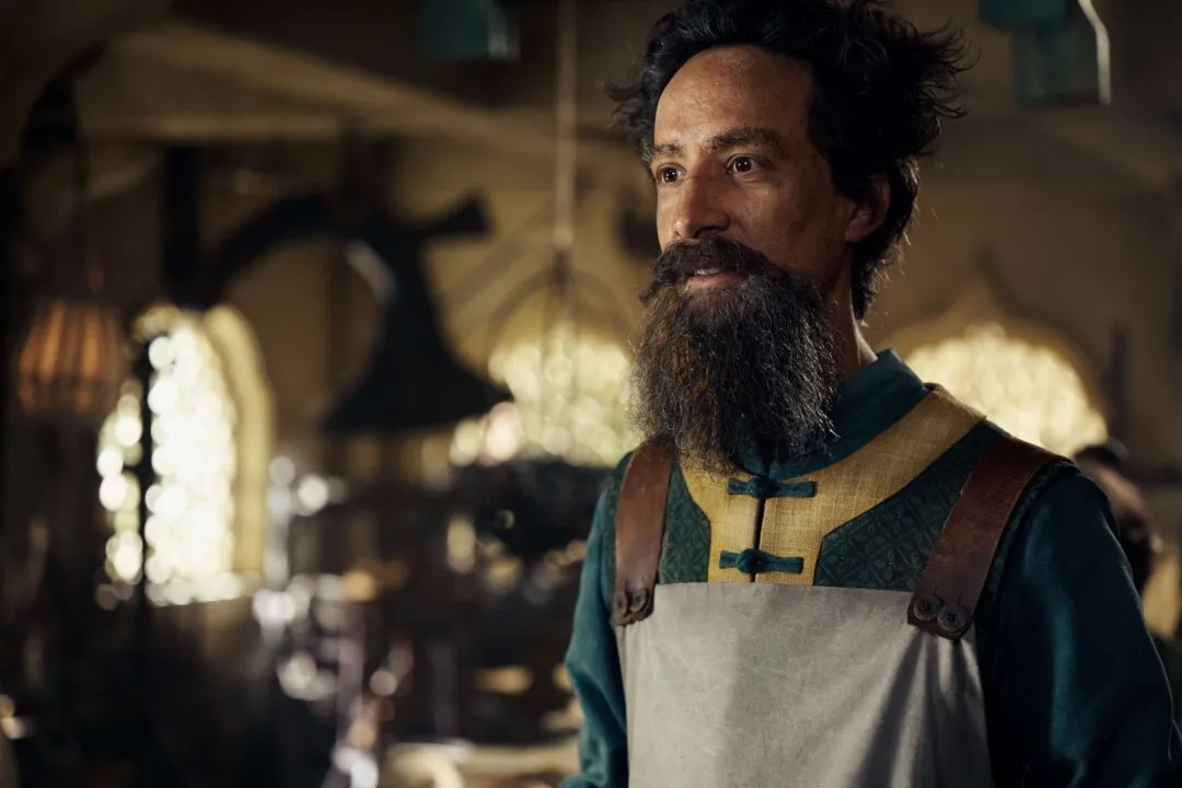  Danny Pudi interpretando o Mecanicista