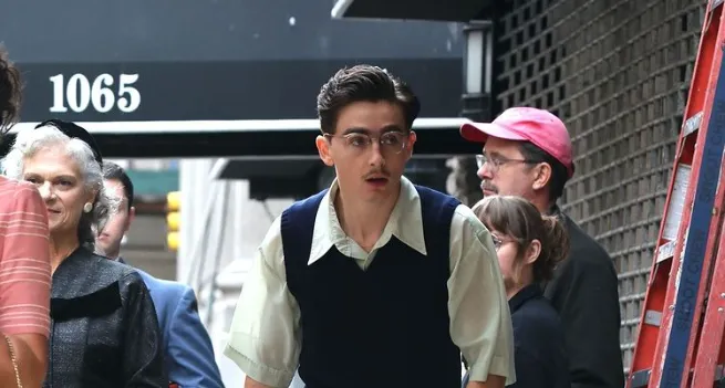 Timothée Chalamet é visto caracterizado para papel em Marty Supreme