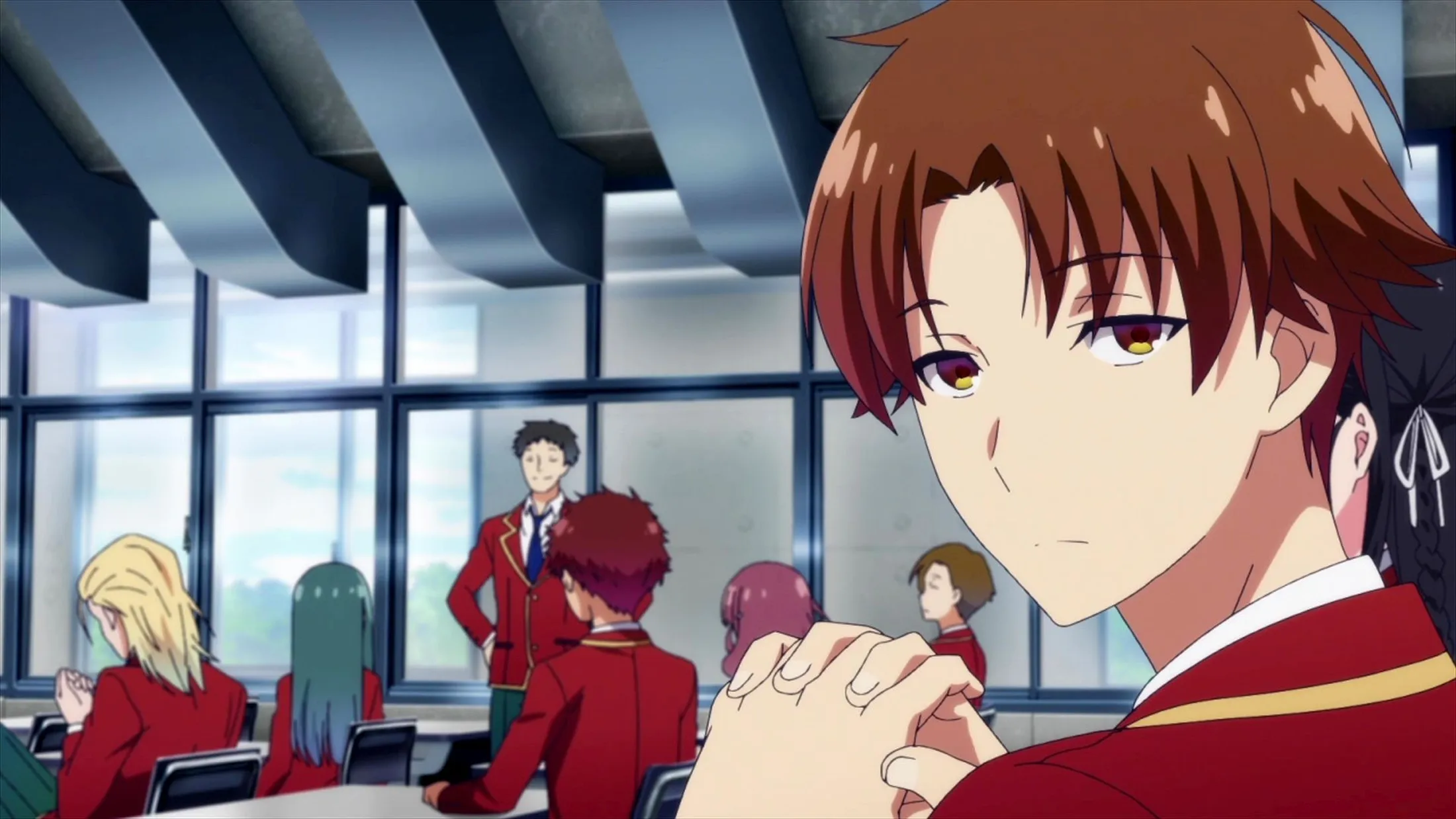 Kiyotaka-em-sua-sala-com-seus-dedos-cruzados-enquanto-pensa.-ao-fundo-estao-diversos-colegas-de-sua-classe