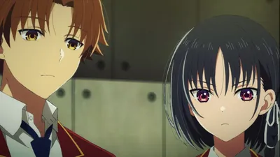 Ayanokoji ao lado de Horikita e ambos olhando para a frente