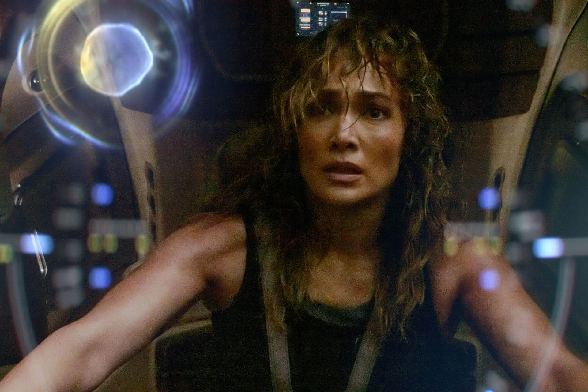 Jennifer Lopez dentro de uma cabine de um robo futurista