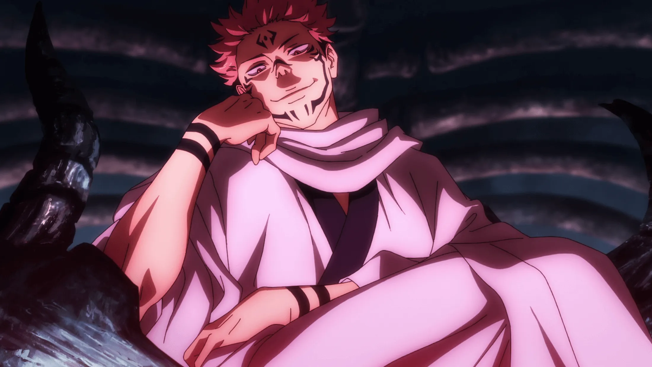Sukuna sorrindo enquanto está sentado no seu trono