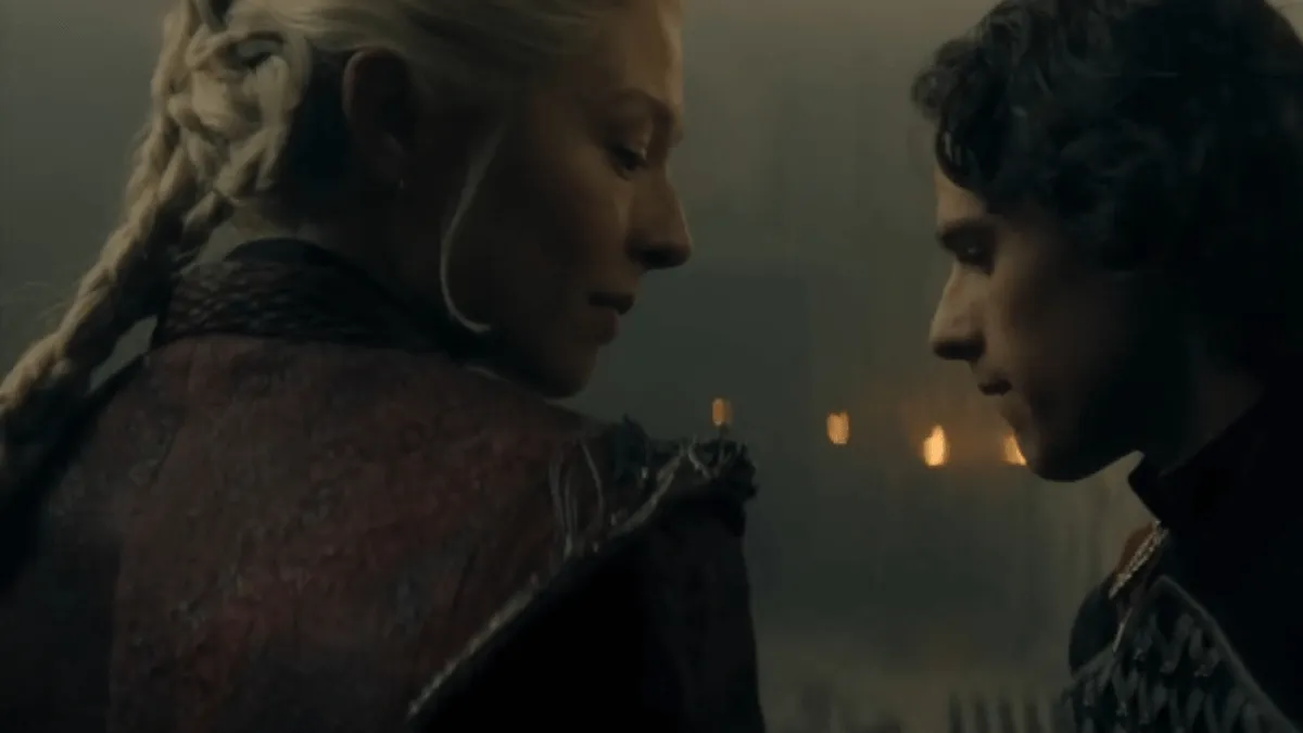Rhaenyra Targaryen e seu filho Jace olhando um para o outro