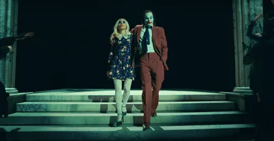 Arthur Fleck (Joaquin Phoenix) e Arlquina (Lady Gaga) em Coringa: Delírio a Dois