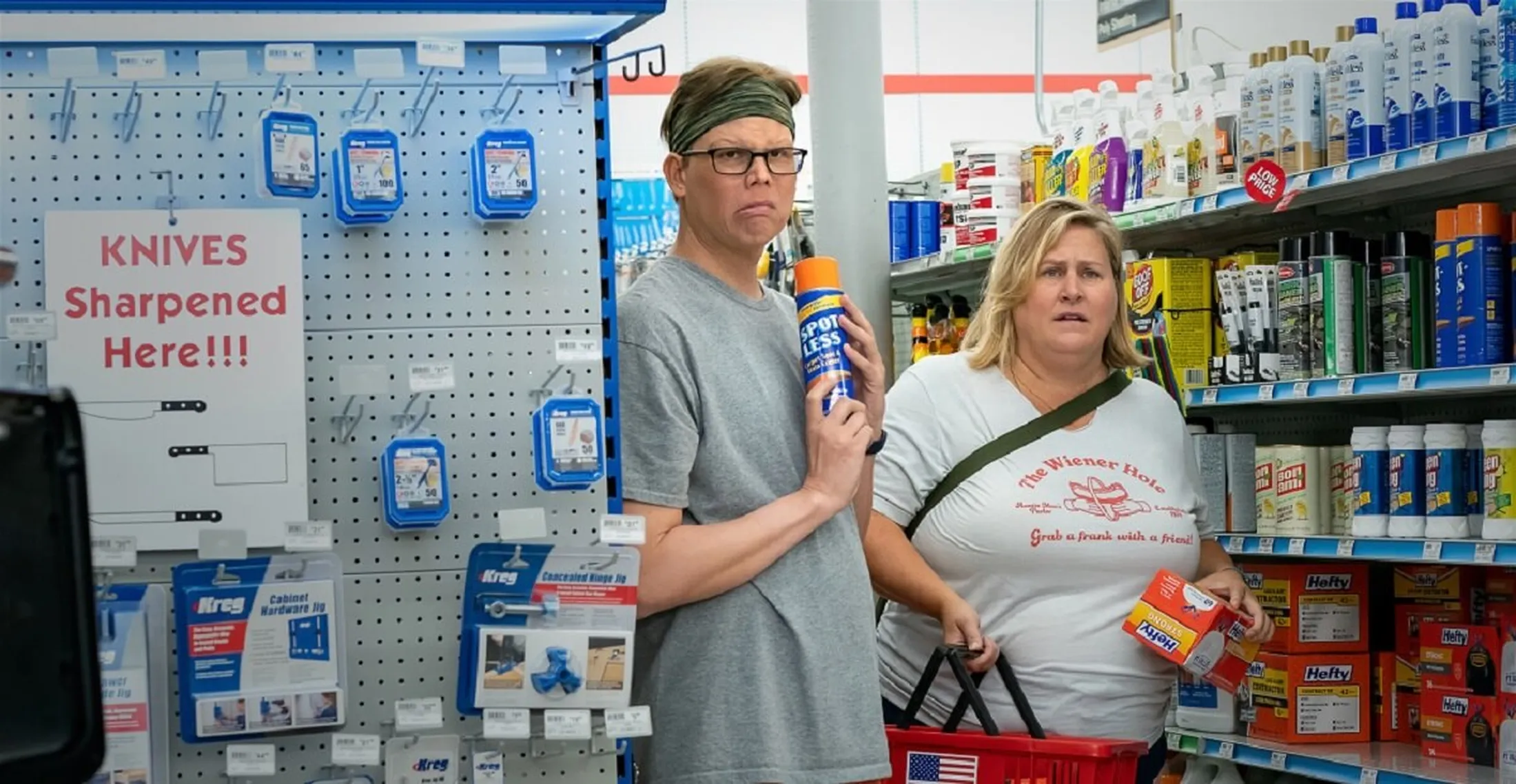 Bridget Everett, como Sam e Jeff Hiller, como Hoel, em Alguém em Algum Lugar