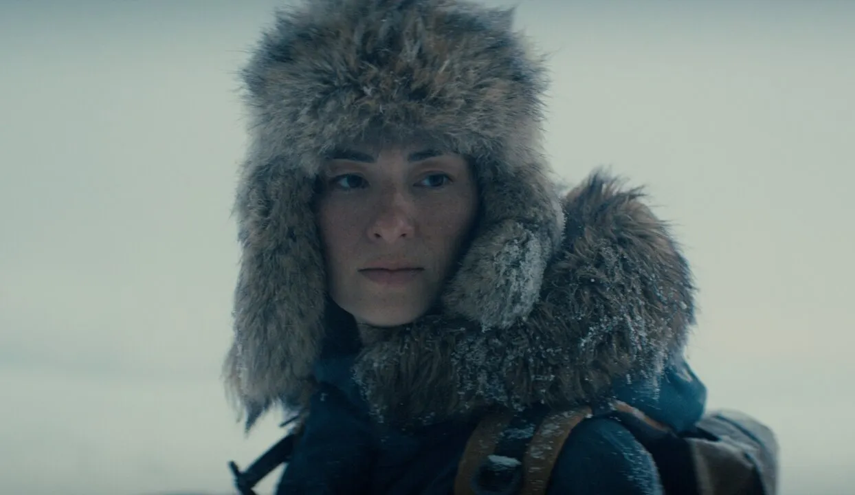 Personagem de Sweet Tooth, com roupa de frio e expressão preocupada.