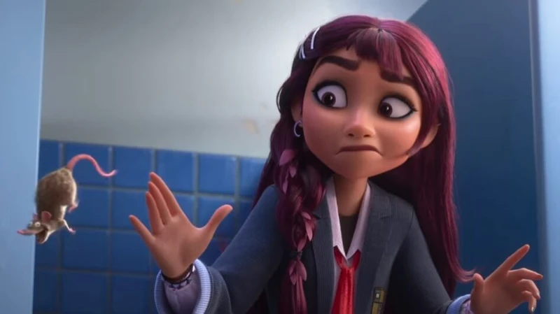 Menina parda de cabelo vermelho olhando para rato flutuando e levantando suas mãos