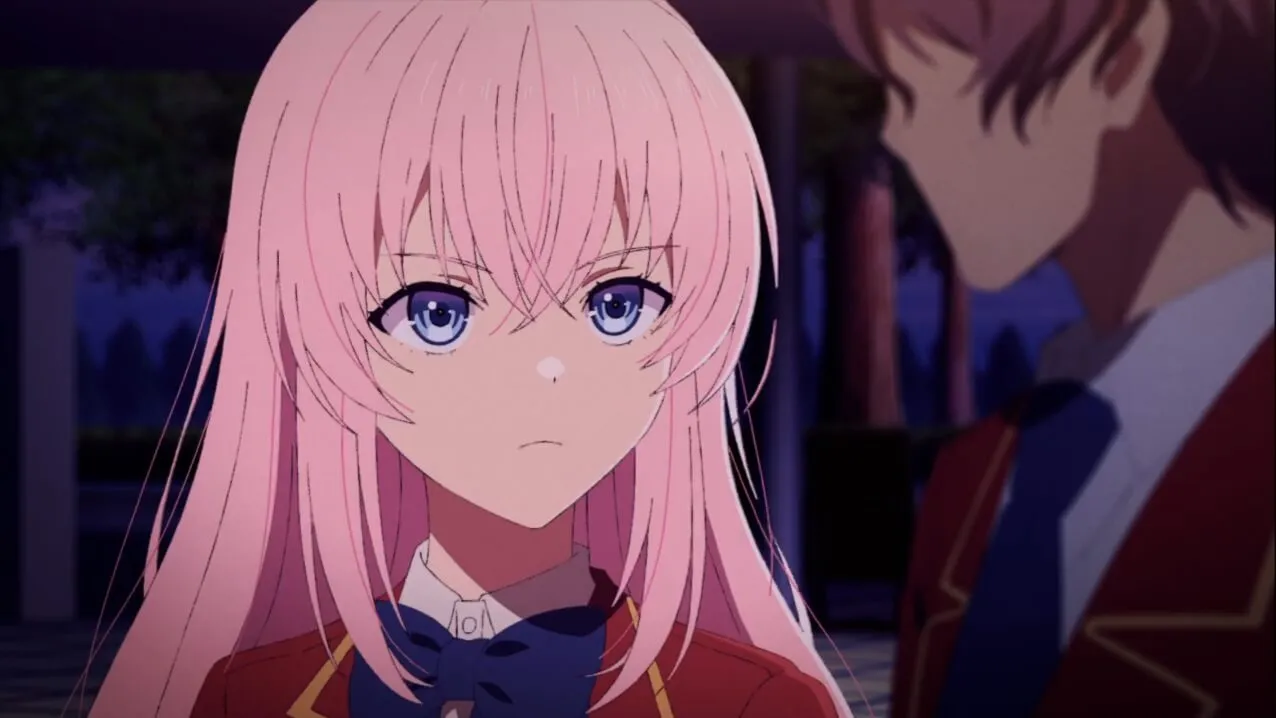 menina de cabelos rosa olhando para a frente brava